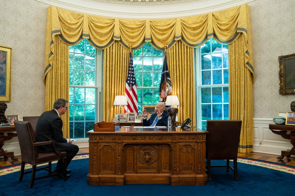 الرئيس جو بايدن يتحدث خلال مقابلة مع وكالة أسوشيتيد برس في المكتب البيضاوي للبيت الأبيض ، الخميس 16 يونيو 2022 ، في واشنطن.  (AP Photo / Evan Vucci)