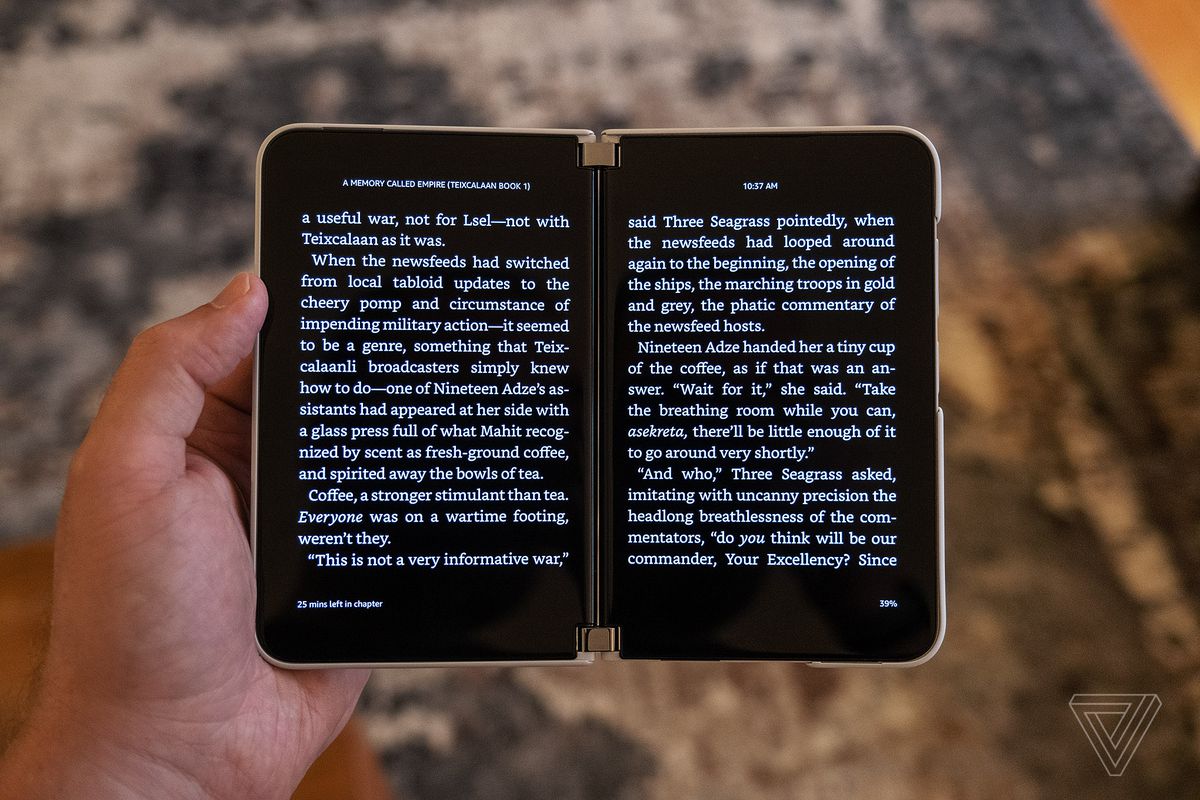 كتاب إلكتروني من Kindle منتشر عبر كلتا شاشتَي Microsoft Surface Duo 2