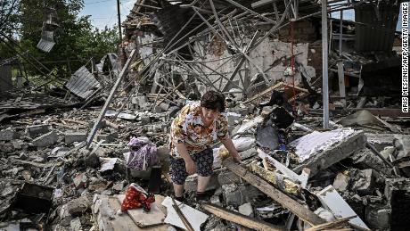 يبحث السكان عن ممتلكاتهم تحت أنقاض منازلهم بعد أن دمر هجوم ثلاثة منازل في مدينة سلوفينسك في منطقة دونباس بشرق أوكرانيا في 1 يونيو.