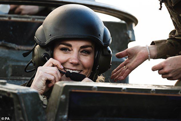 أصداء ديانا بينما تبتسم كيت ميدلتون وهي ترتدي خوذة أثناء وقوفها في دبابة للاحتفال بعيد القوات المسلحة