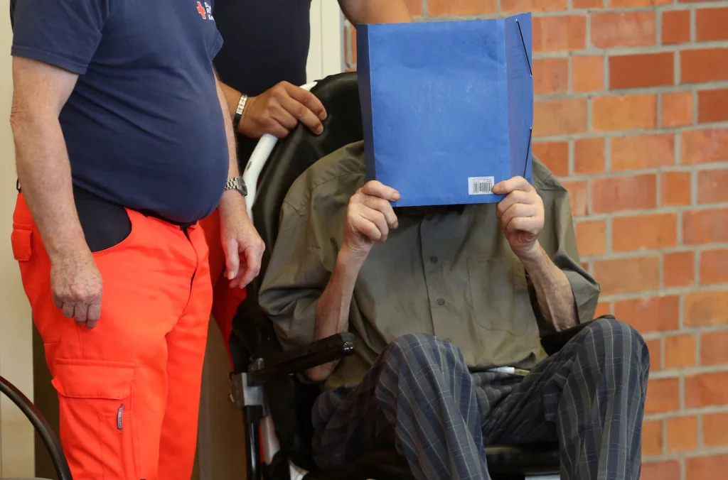 ألمانيا تحكم على حارس معسكر نازي سابق يبلغ من العمر 101 عاما بالسجن خمس سنوات