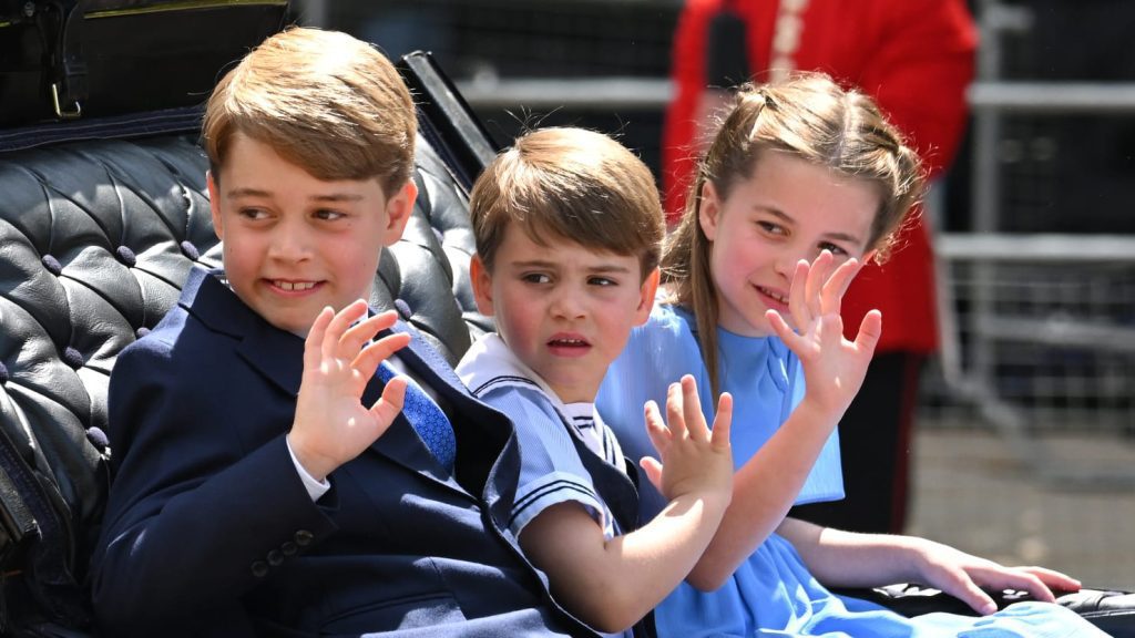 الأمير هاري وميغان ماركل هما من أفراد العائلة المالكة في حفل افتتاح اليوبيل الذي استمر 70 عامًا للملكة