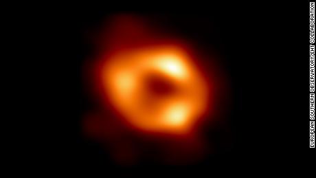 تم الكشف عن أول صورة لثقب أسود فائق الكتلة في مركز مجرة ​​درب التبانة.