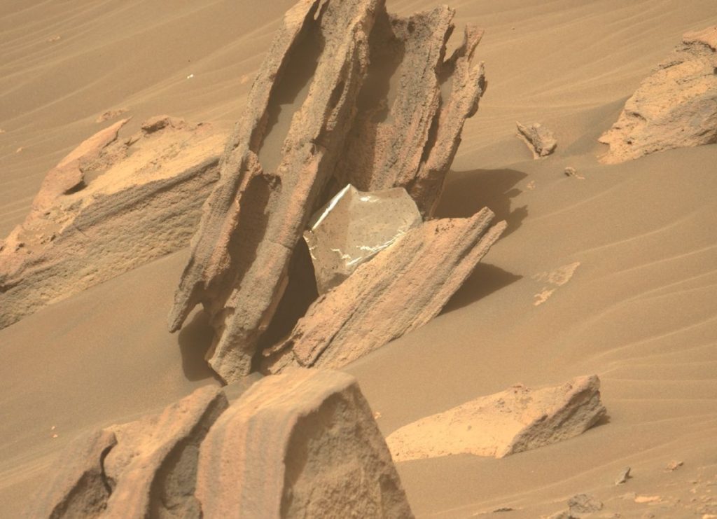 المثابرة على المريخ تتجسس قطعة من معدات الهبوط الخاصة بها
