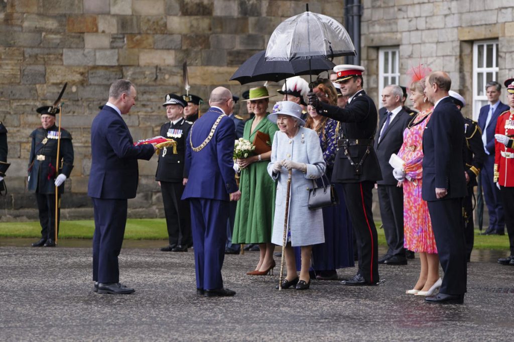 الملكة إليزابيث الثانية تسافر إلى اسكتلندا لقضاء أسبوع من الأحداث