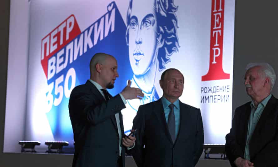 الرئيس فلاديمير بوتين ، وسط ، في معرض لإحياء الذكرى 350 لميلاد أول إمبراطور روسي ، بطرس الأكبر ، في موسكو