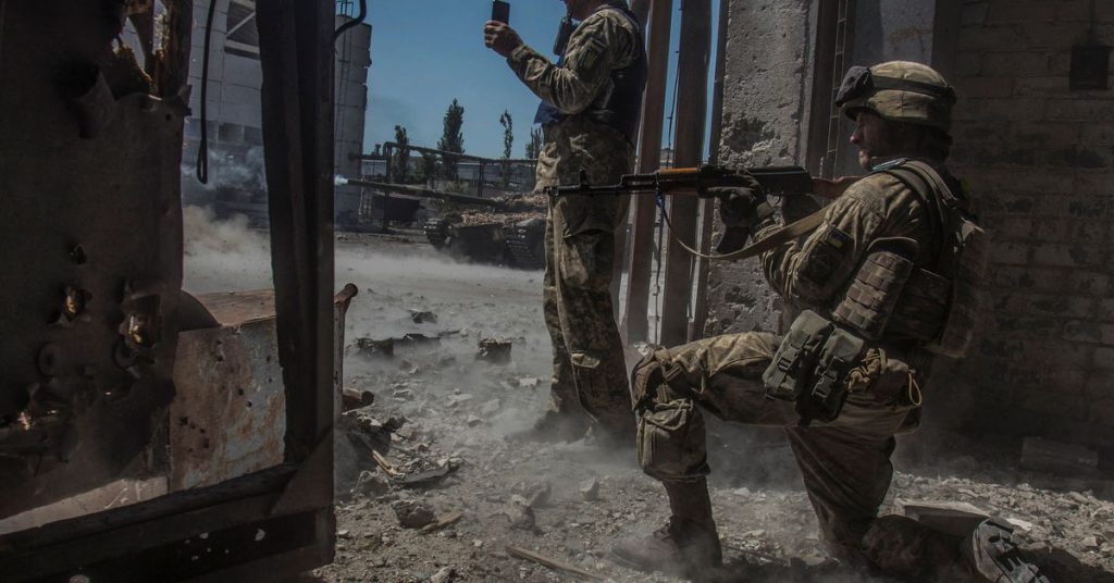 تقول أوكرانيا إن معركة مدينتي دونباس التوأم تصل إلى "ذروتها المخيفة"
