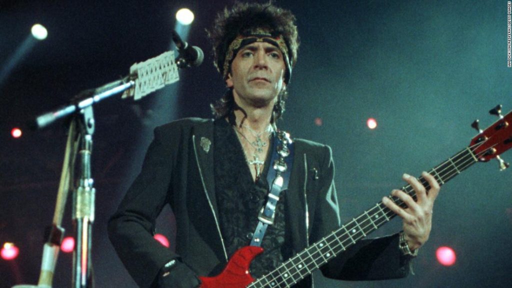 توفي أليك جون سوتش ، العضو المؤسس لـ Bon Jovi وعازف الجيتار