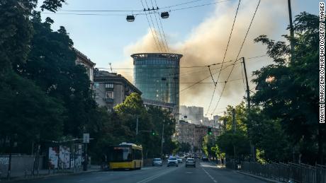 الدخان يتصاعد بعد غارة جوية روسية على حي شيفتشينكيفسكي في كييف في 26 يونيو 2022. 