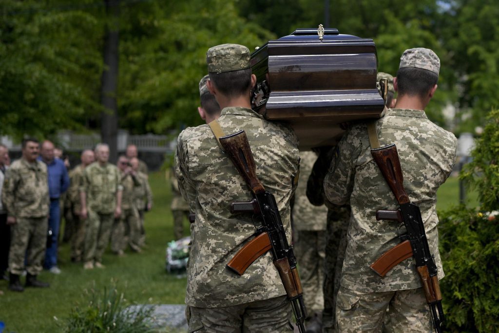 مع خسارة أوكرانيا لقواتها ، إلى متى يمكن أن تستمر في القتال؟