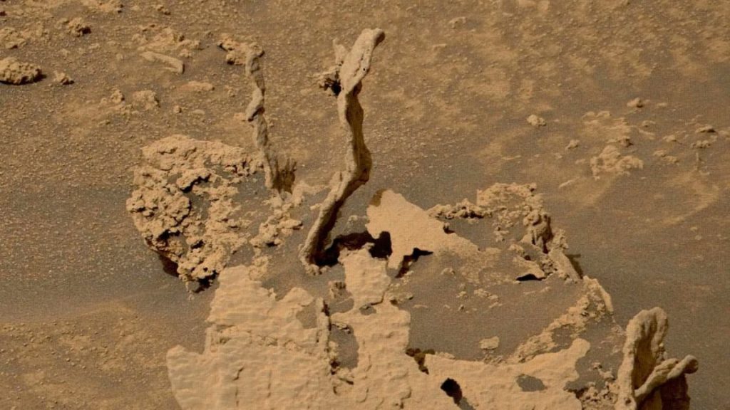 من المحتمل أن تكون صخور المريخ الغريبة هذه ناتجة عن التعرية والكسور القديمة