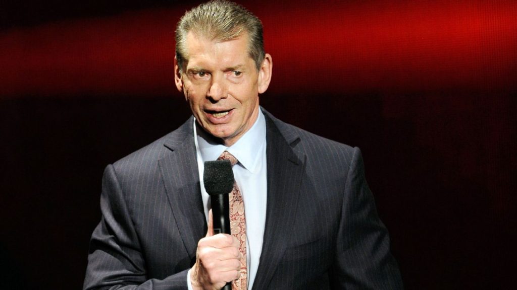 يتنحى فينس ماكماهون جانباً كرئيس مجلس إدارة WWE ، والرئيس التنفيذي أثناء التحقيق في دفع أموال الصمت المزعوم