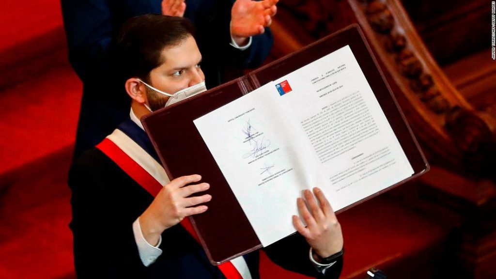 الجمعية الدستورية في تشيلي تقدم اقتراحًا بدستور جديد لرئيس تشيلي
