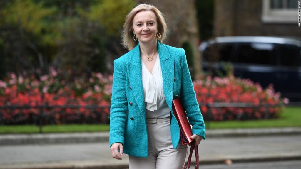ليز تروس ، وزيرة خارجية المملكة المتحدة ، تطلق محاولة لمنصب رئيس الوزراء