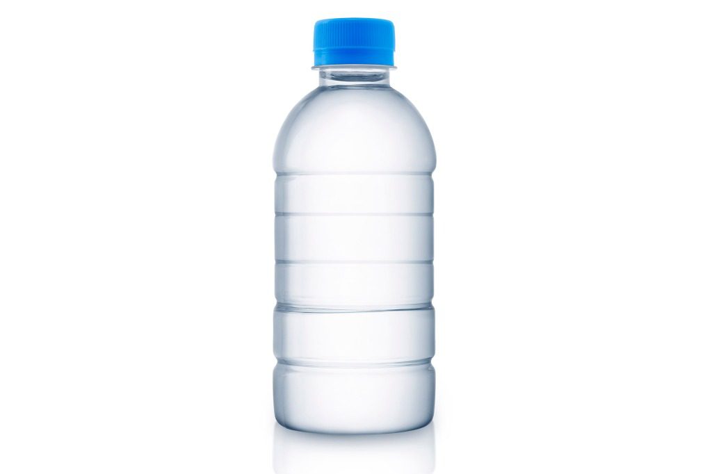 زجاجة ماء نظيفة وواضحة فارغة معزولة على خلفية بيضاء