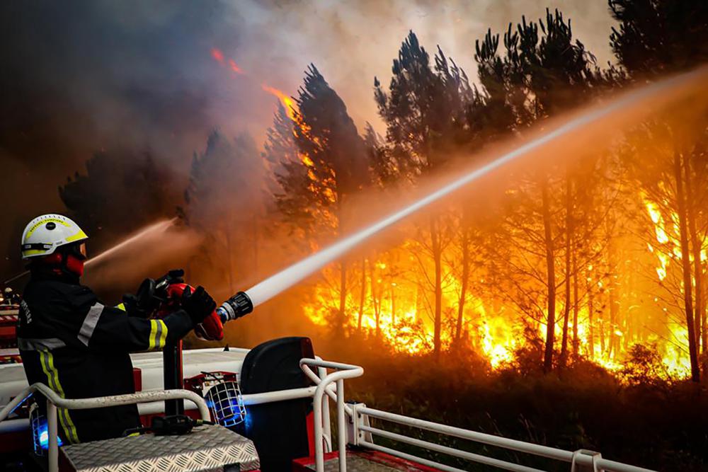 اجتاحت حرائق الغابات أوروبا الغربية مع أنباء عن مقتل المئات بسبب موجة الحر