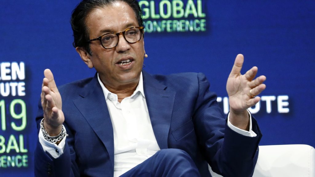 Top SoftBank exec ، يتراجع Rajeev Misra عن منصبه في Vision Fund