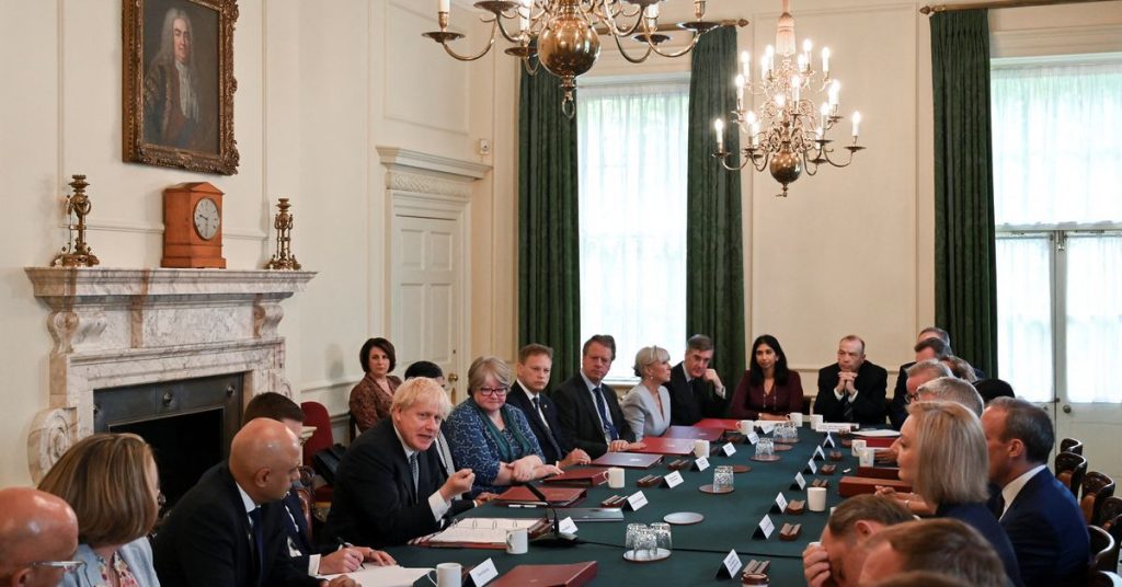 البريطاني بوريس جونسون على حافة الهاوية مع استقالة الوزراء