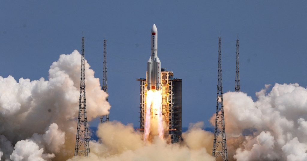 الصين تقول إنها تتابع عن كثب حطام الصواريخ المندفع نحو الأرض  أخبار الفضاء