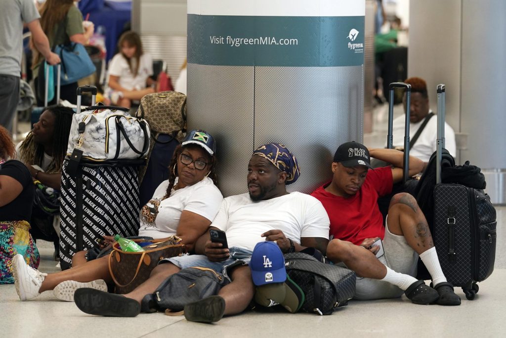 العطلة تدفع حركة المطارات الأمريكية إلى مستوى الجائحة