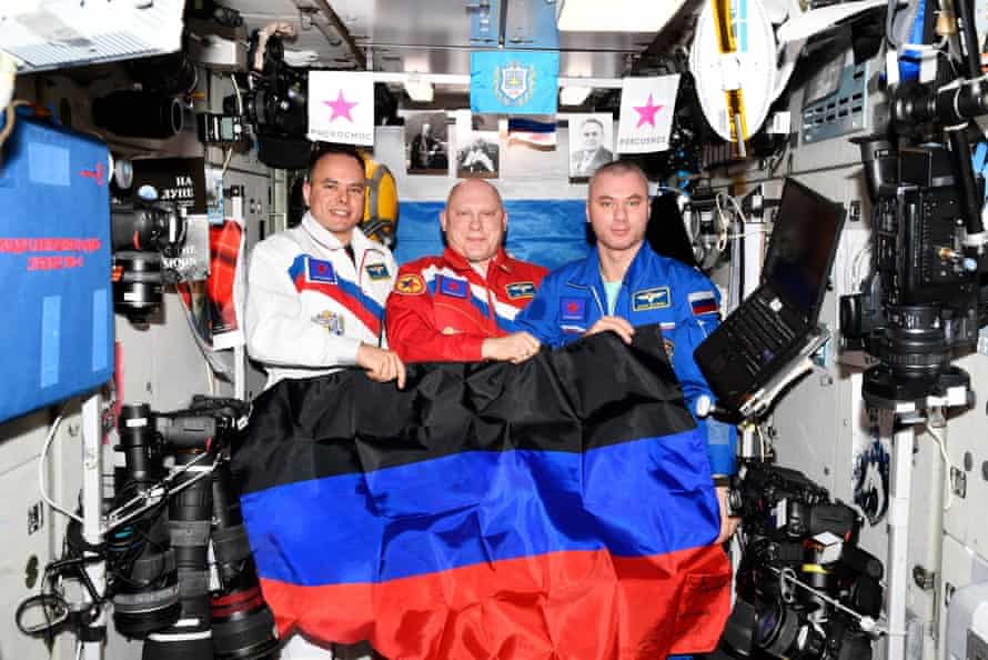 رواد الفضاء مع علم جمهورية دونيتسك الشعبية التي نصبت نفسها بنفسها