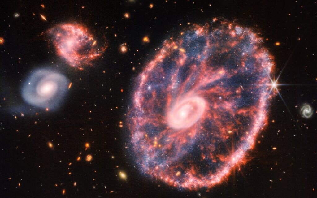 يلتقط تلسكوب ويب مجرة ​​Cartwheel الملونة التي تبعد 500 مليون سنة ضوئية