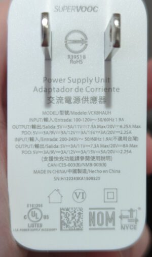 الملصق الموجود على شاحن OnePlus 10T.  يتصدر نظام الولايات المتحدة 120 فولت 20 فولت ، 6.25 أمبير.  لا توجد وظيفة PPS ، لذلك لن يتم شحن جهاز كمبيوتر محمول جيدًا. 