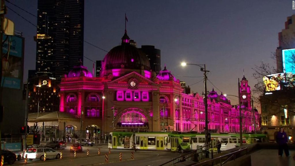 أوليفيا نيوتن-جون: المعالم الأسترالية تتوهج باللون الوردي لتكريم المغنية والناشطة في مجال مكافحة السرطان