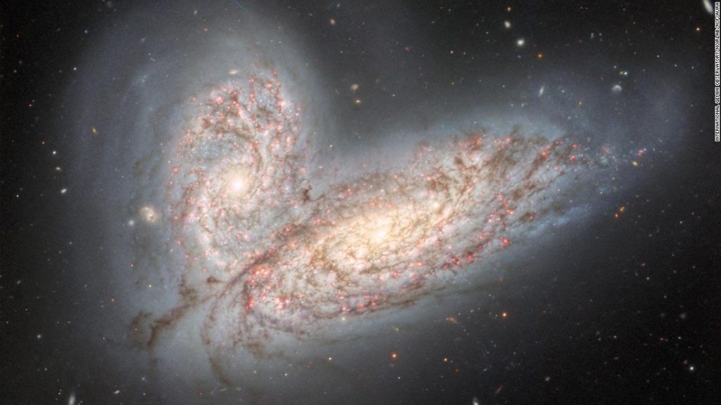صورة جديدة لمجرات متصادمة تستعرض مصير درب التبانة