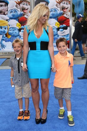 بريتني سبيرز مع ابنيها شون بريستون وجايدن فيدرلاين العرض الأول لفيلم The Smurfs 2 ، لوس أنجلوس ، أمريكا - 28 يوليو 2013
