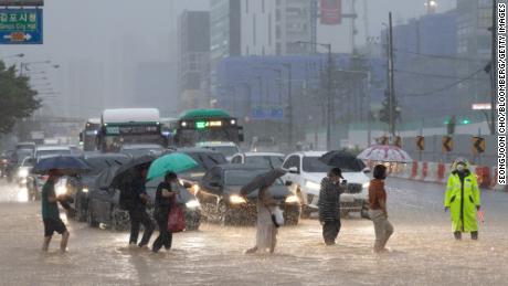قتلت أمطار قياسية 9 أشخاص على الأقل في سيول حيث غمرت المياه المباني وغمرت السيارات