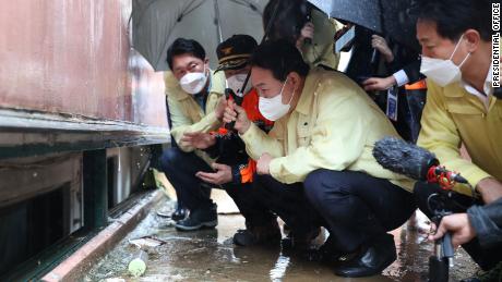 رئيس كوريا الجنوبية يون سوك يول يزور الطابق السفلي الذي غمرته الفيضانات في غواناك في سيول ، حيث ماتت أسرة بسبب الفيضانات ، في 10 أغسطس.