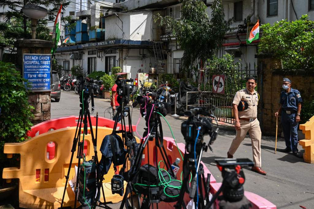 تُرى كاميرات الوسائط خارج مستشفى Breach Candy حيث تم قبول Rakesh Jhunjhunwala في مومباي في 14 أغسطس 2022. 