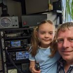 فتاة تبلغ من العمر 8 سنوات تتحدث مع رائد فضاء في محطة الفضاء الدولية باستخدام راديو هام