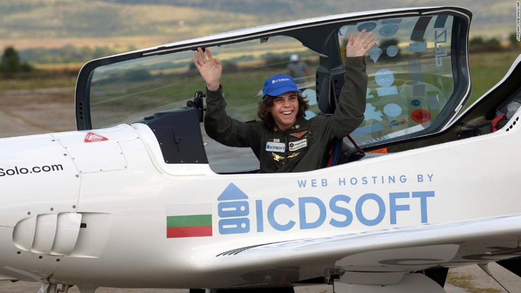ماك رذرفورد هو أصغر شخص يطير بمفرده حول العالم