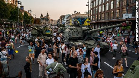 تحظر المدن الأوكرانية أحداث يوم الاستقلال كما حذر زيلينسكي من & # 39 ؛ خاصة القبيحة & # 39 ؛  الهجمات