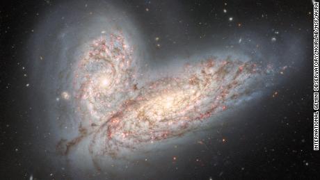 صورة جديدة لمجرات متصادمة تستعرض مصير درب التبانة