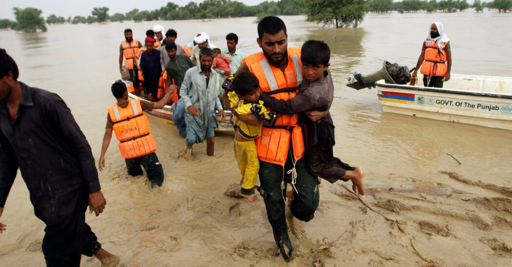 الفيضانات القاتلة تدمر باكستان الهشة بالفعل