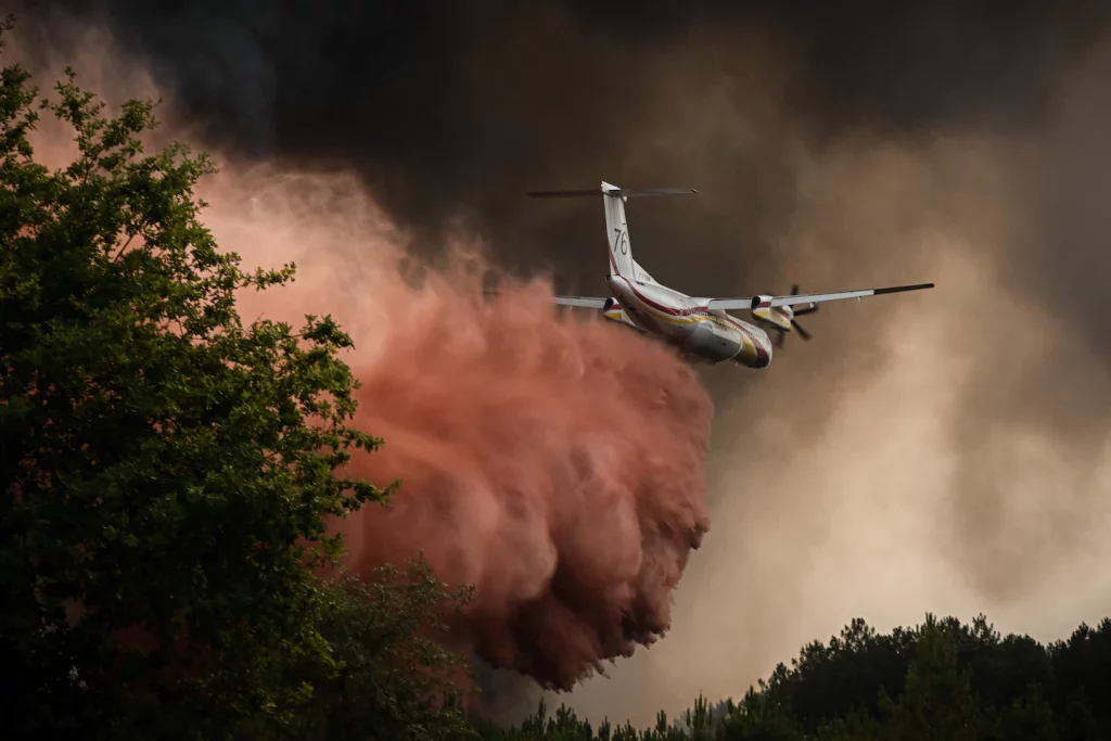 اندلاع حرائق الغابات بالقرب من منطقة النبيذ في بوردو بفرنسا