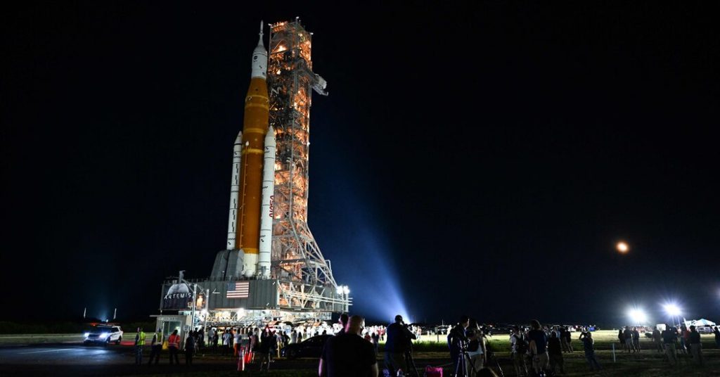 شاهد صاروخ Artemis Moon Rocket التابع لناسا وهو ينطلق على لوحة التشغيل