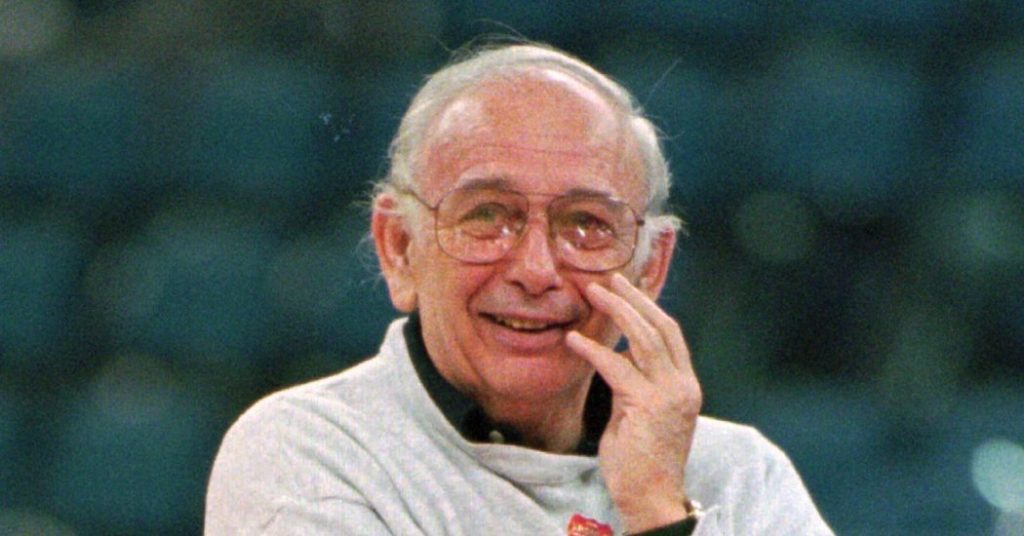 وفاة بيت كاريل ، مدرب كرة السلة في برينستون ، عن عمر يناهز 92 عامًا