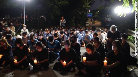 حشد صغير ينظم وقفة احتجاجية على ضوء الشموع في سيول يوم 11 أغسطس لإحياء ذكرى وفاة عائلة بعد أن غمر منزلهم فيضان في 8 أغسطس.