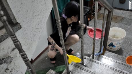 امرأة تجرف الماء من شقة في الطابق السفلي غمرتها المياه في سيول ، كوريا الجنوبية ، في 10 أغسطس.