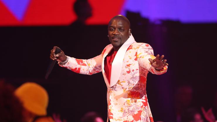 يدافع Akon عن Kanye West بشأن بيع ملابس Yeezy في أكياس القمامة