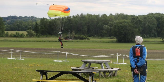 القفز بالمظلات يهبط في Skydive Toronto. 