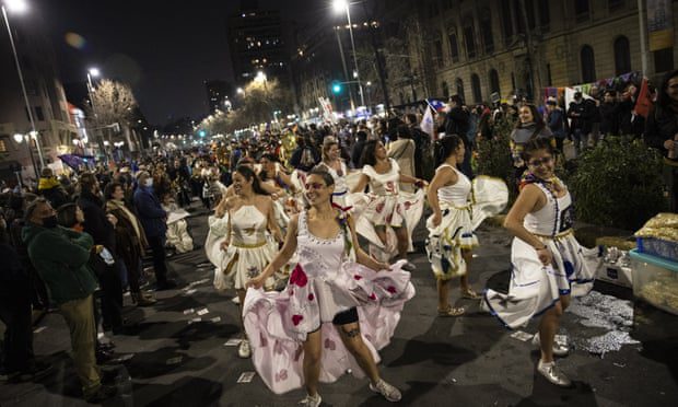 راقصون يؤدون عرضًا كجزء من اختتام حملة مؤيدي الدستور الجديد ، سانتياغو ، 1 سبتمبر 2022.