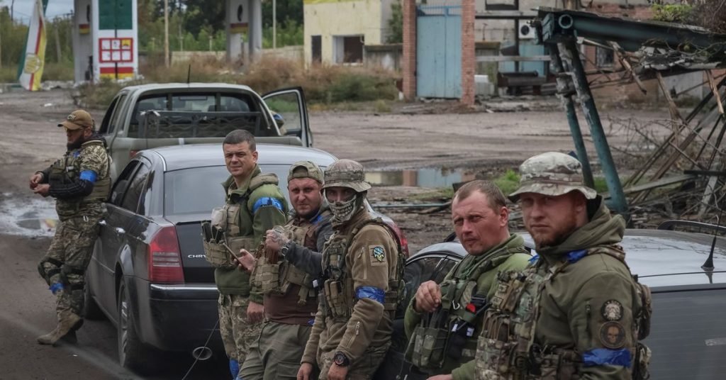 القوات الروسية تتراجع بينما تحاول أوكرانيا توسيع هجومها المضاد