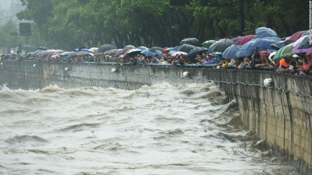 إعصار Muifa يصل إلى اليابسة حيث يستعد الملايين في الصين لهطول الأمطار الغزيرة والفيضانات