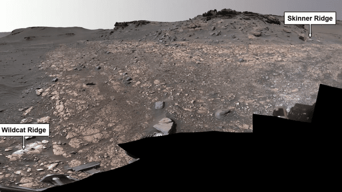 Wildcat Ridge و Skinner Ridge في حفرة Martian Jezero Crater.  الصورة مأخوذة من المركبة الجوالة المثابرة التابعة لناسا. 