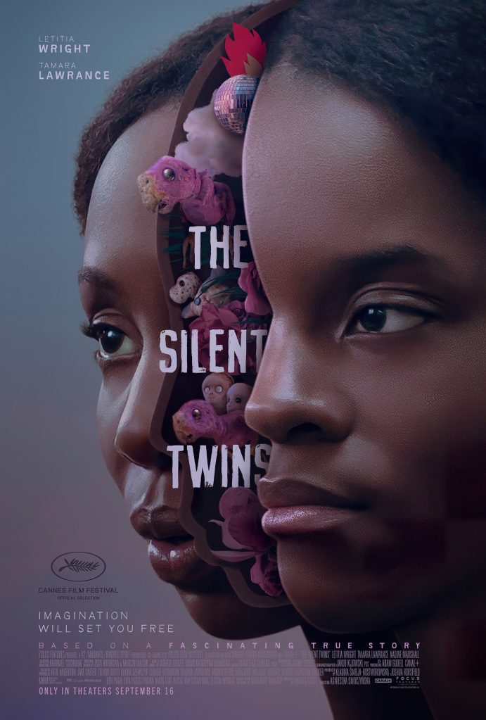 ملصق لفيلم The Silent Twins بطولة تمارا لورانس (على اليسار) وليتيتيا رايت.  يحكي الفيلم القصة الحقيقية لتوأم جون وجنيفر جيبونز المتقاطعين بالنجوم. 